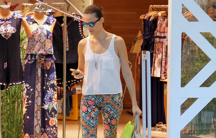  Fernanda Tavares bate perna por shopping carioca 