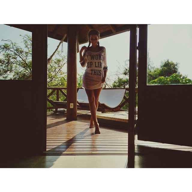 Bruna Marquezine posa só de camisola: ‘Bom dia, Noronha!’