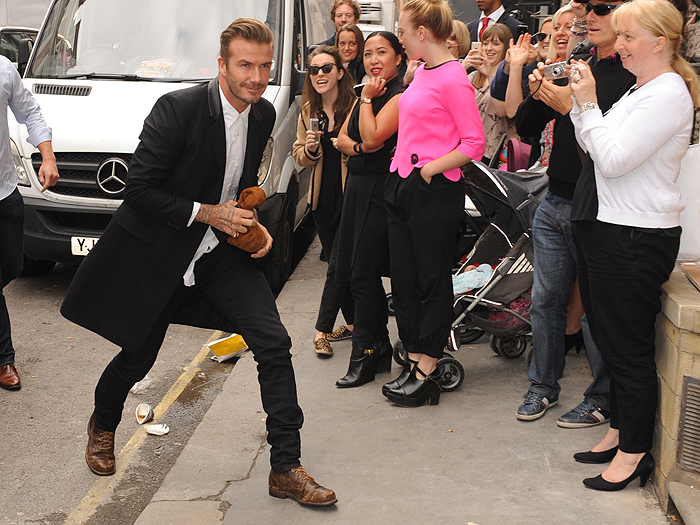 David Beckham vai ao lançamento da loja da marca de Victoria Beckham em Londres
