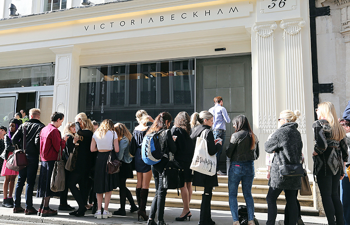 David Beckham vai ao lançamento da loja da marca de Victoria Beckham em Londres