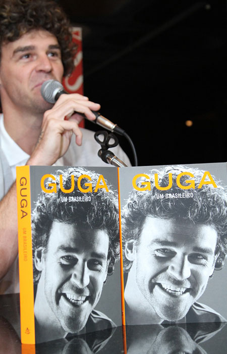 Guga lança livro e faz sessão de autógrafos em livraria carioca 
