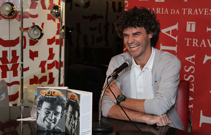 Guga lança livro e faz sessão de autógrafos em livraria carioca 