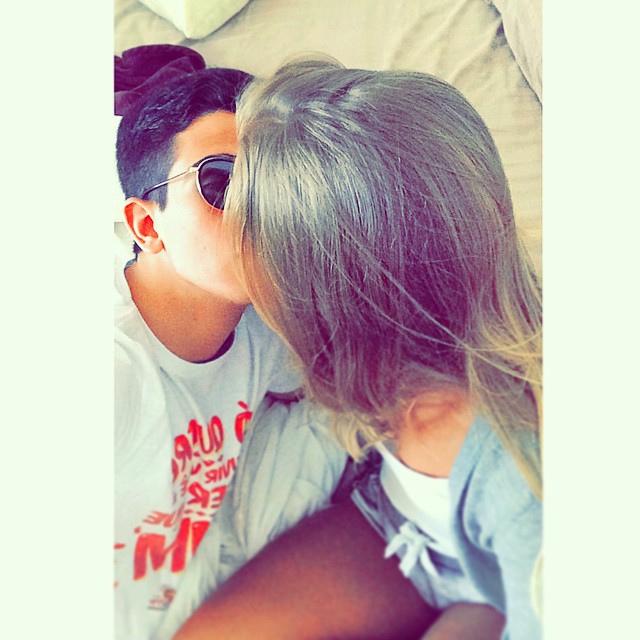 Enzo Celulari posta foto romântica com a namorada