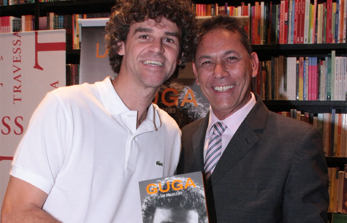 Gustavo Kuerten lança livro e faz sessão de autógrafos em livraria carioca 