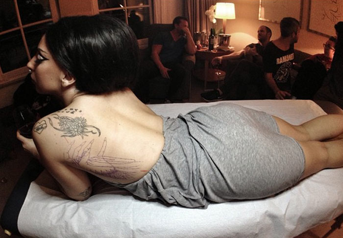 Lady Gaga faz nova tatuagem e homenageia fãs