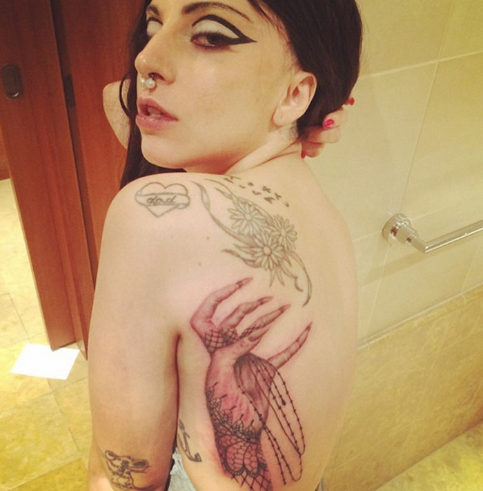 Lady Gaga faz nova tatuagem e homenageia fãs