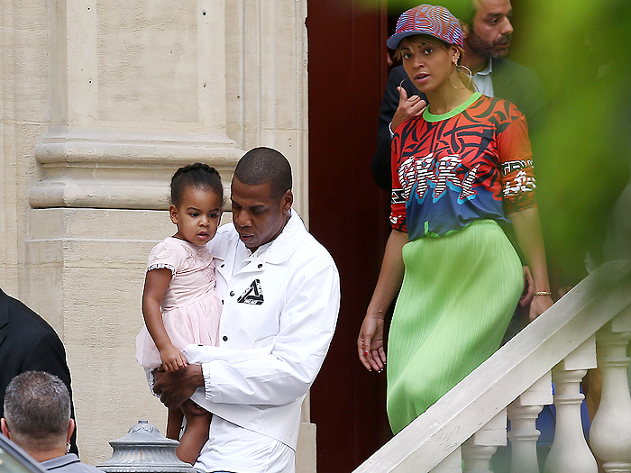 Beyoncé abusa das cores em look durante passeio com Jay-Z e Blue Ivy