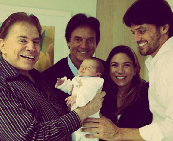 Silvio Santos posa com o neto, Pedrinho, e a família da filha