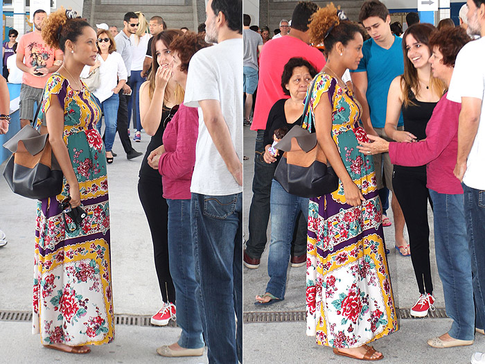 Com barriguinha aparente, Taís Araújo conversa na fila do colégio eleitoral