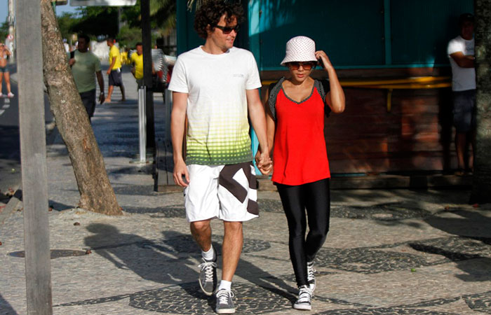 Felipe Dylon passeia com esposa e é tietado por fãs