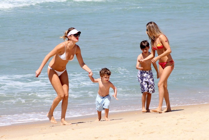 Letícia Birkheuer se diverte com o filho em praia no Leblon