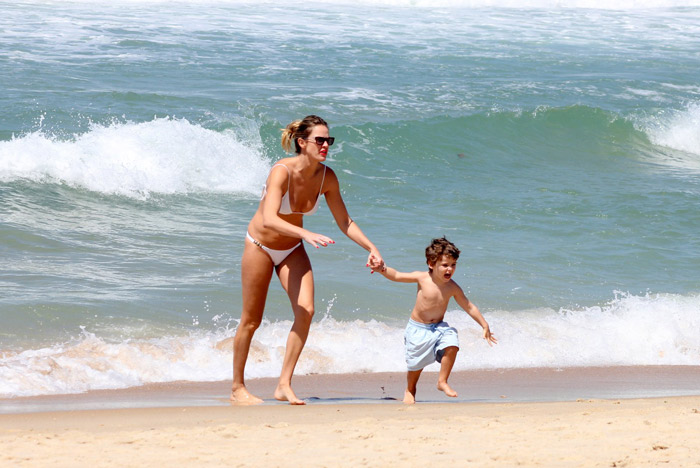 Letícia Birkheuer se diverte com o filho em praia no Leblon