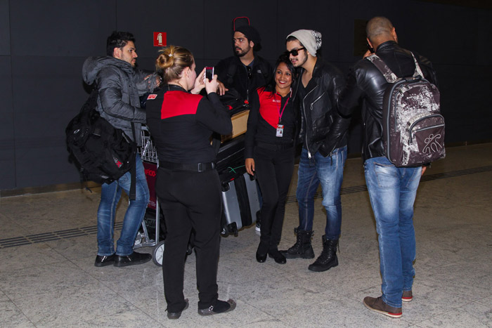 Luan Santana causa tumulto ao desembarcar em aeroporto em São Paulo
