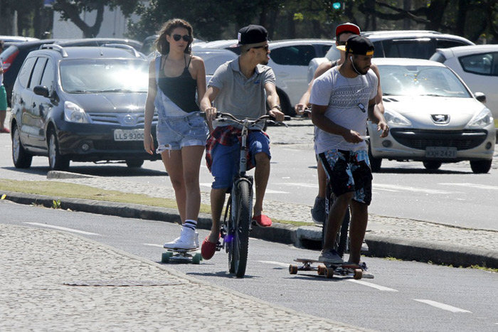 Bruna Marquezine anda de skate com amigos no Rio de Janeiro