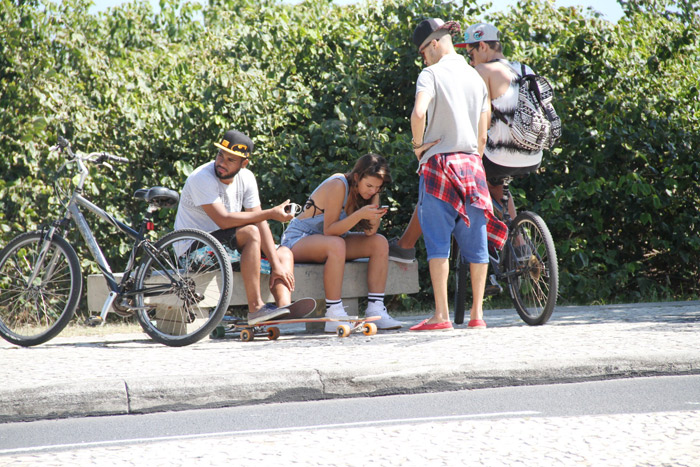 Bruna Marquezine anda de skate com amigos no Rio de Janeiro