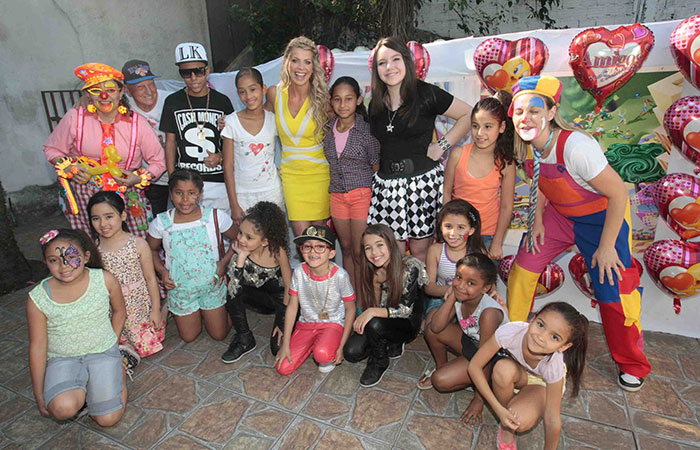  Karina Bacchi celebra aniversário e Dia das Crianças antecipado em ONG paulistana 