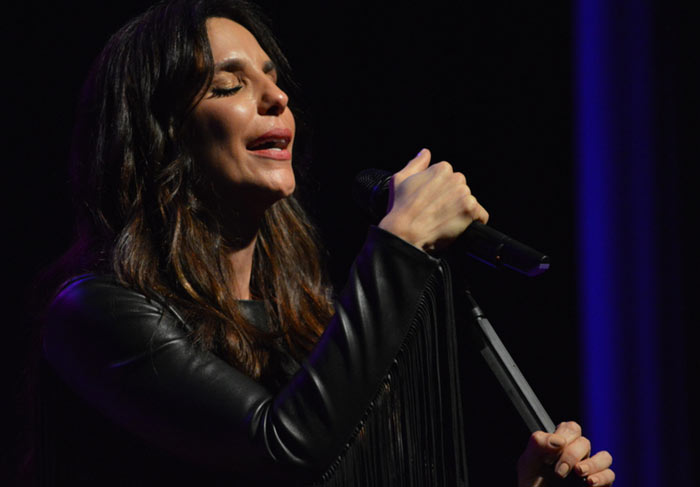 Ivete Sangalo se emociona durante show intimista em Recife