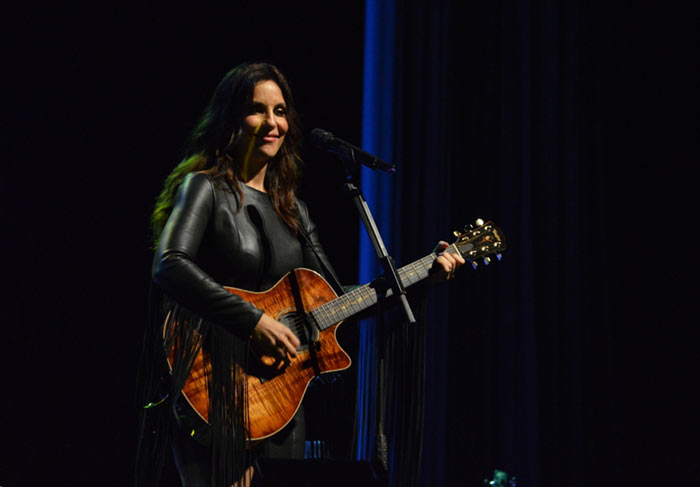 Ivete Sangalo se emociona durante show intimista em Recife