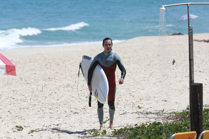 Rodrigo Santoro cai nas águas da praia da Macumba
