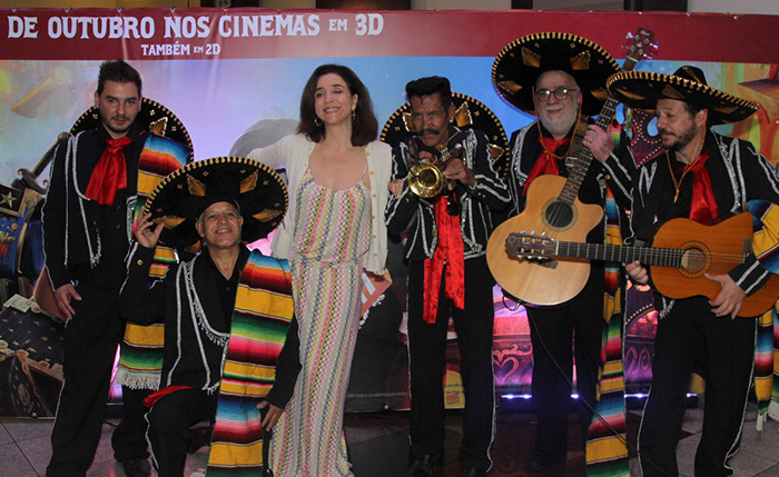 Marisa Orth vai com a família à pré-estreia de filme em São Paulo