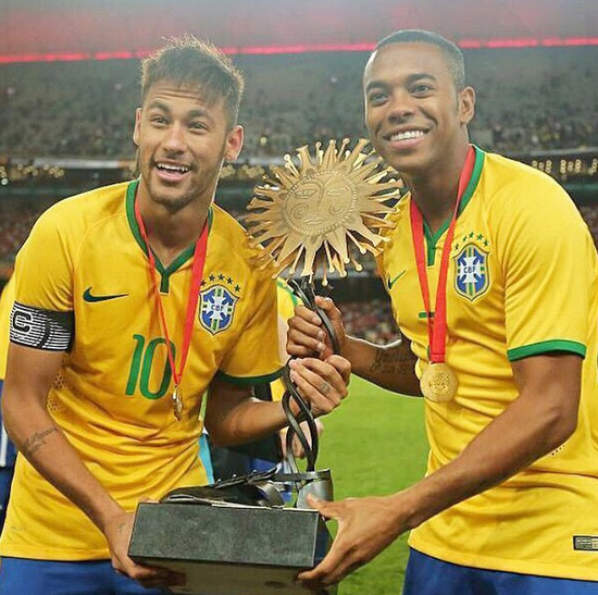Neymar comemora vitória ao lado de Robinho: “Título ao lado do meu ídolo”
