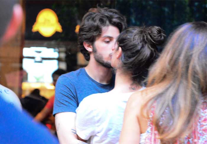 Só amor! Chay Suede e Laura Neiva são clicados aos beijos, em São Paulo
