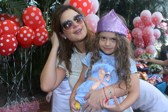 Mariana Kupfer leva a filha em piquenique em shopping paulista