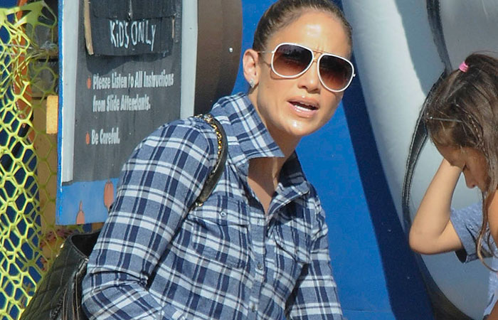 Filha de Jennifer Lopez pinta o rosto durante visita ao Pumpkin Patch