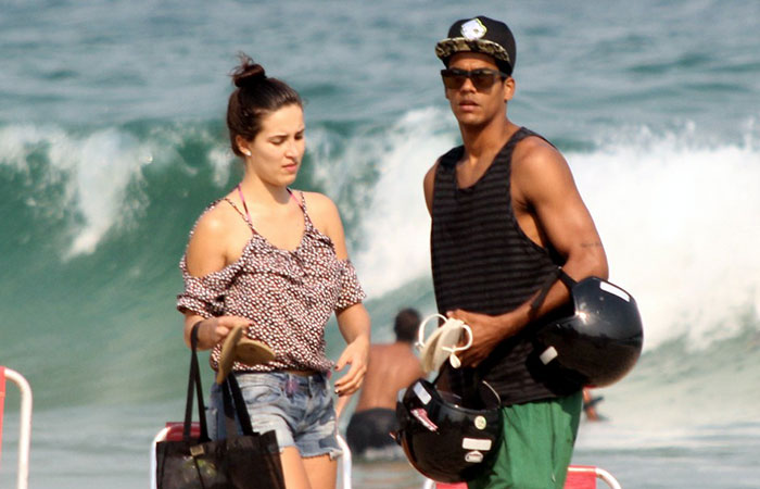 Marcelo Mello Jr. pega praia com a namorada no RioMarcelo Mello Jr. pega praia com a namorada no Rio