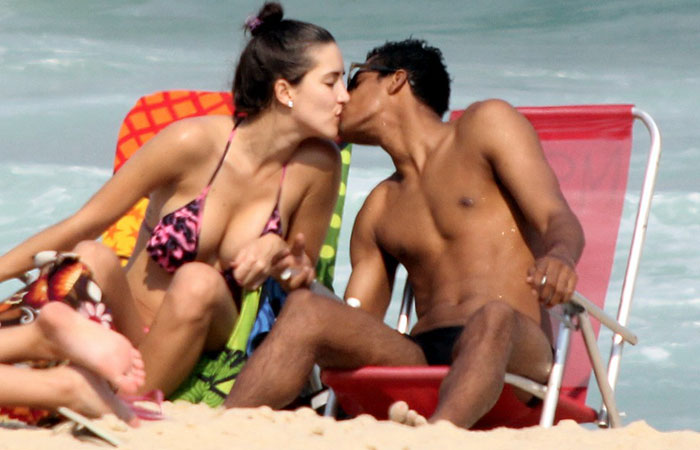 Marcelo Mello Jr. pega praia com a namorada no Rio
