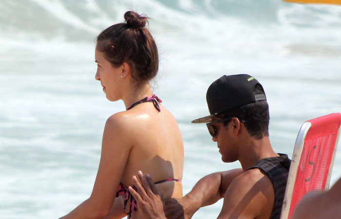 Marcelo Mello Jr. pega praia com a namorada no Rio