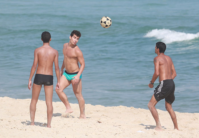 Thiago Martins joga altinho com amigos na orla carioca