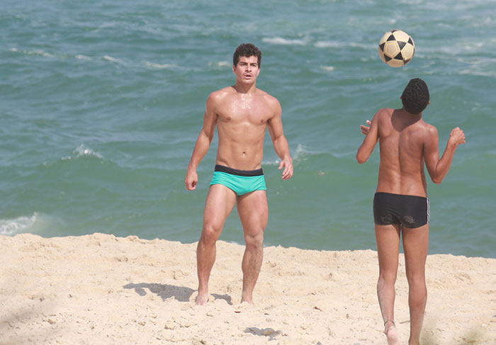 Thiago Martins joga altinho com amigos na orla carioca
