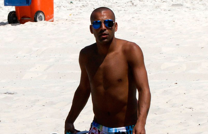 Emerson Sheik brinca com paparazzo em tarde de praia: ‘To curtindo praia sozinho!’