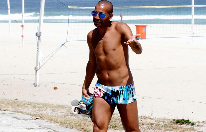 Emerson Sheik brinca com paparazzo em tarde de praia: ‘To curtindo praia sozinho!’