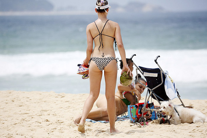 De biquíni, Bruna Linzmeyer mostra tatuagem em dia de praia no Leblon