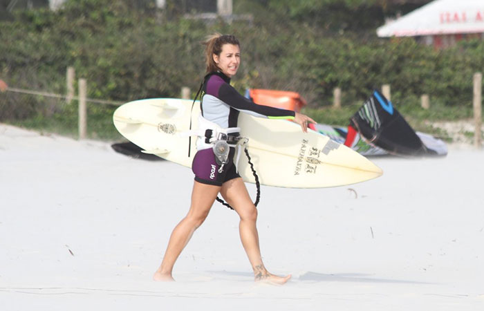 Cristiane Dias aproveita dia para praticar Kite Surf]
