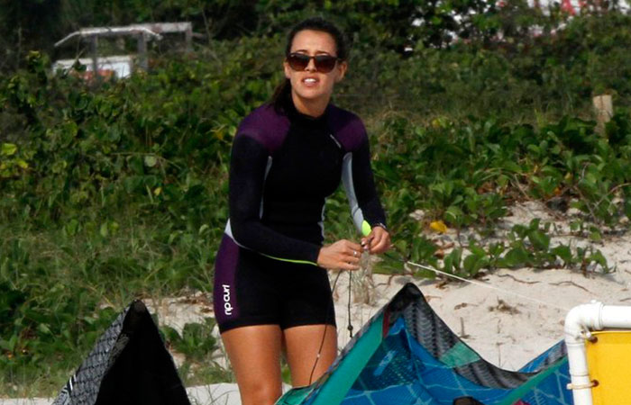 Cristiane Dias aproveita dia para praticar Kite Surf