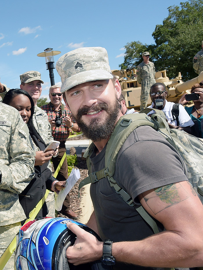 Brad Pitt visita quartel na Georgia e faz a alegria de soldados americanos