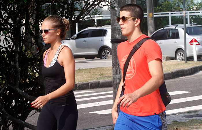 É o amor! Enzo Celulari caminha com a namorada no Rio de Janeiro