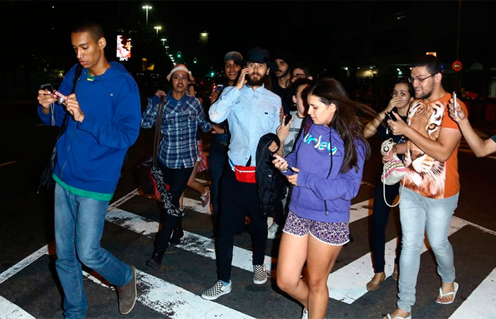 Jared Leto causa confusão e gritaria ao jantar no Rio de Janeiro 