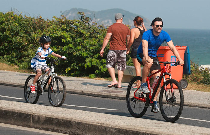 Murilo Rosa se diverte com o primogênito na orla da Barra da Tijuca, no Rio [
