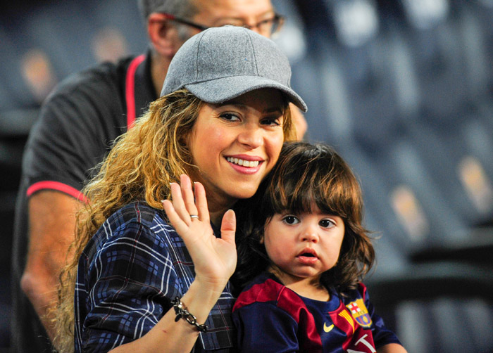 Shakira leva Milan para assistir ao jogo de Piqué em Barcelona