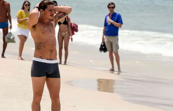 Rômulo Neto chama atenção ao gravar de cueca na praia