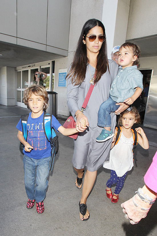 Linda e sem maquiagem, Camila Alves desembarca com os filhos em Los Angeles