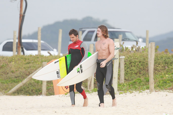 Na crista da onda! Paulo Vilhena e Rômulo Neto surfam juntos no Rio