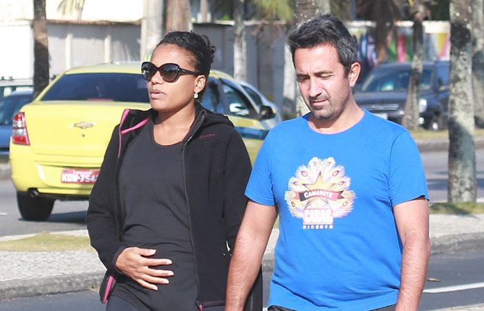 Quitéria Chagas exibe barriguinha de grávida em caminhada com o marido