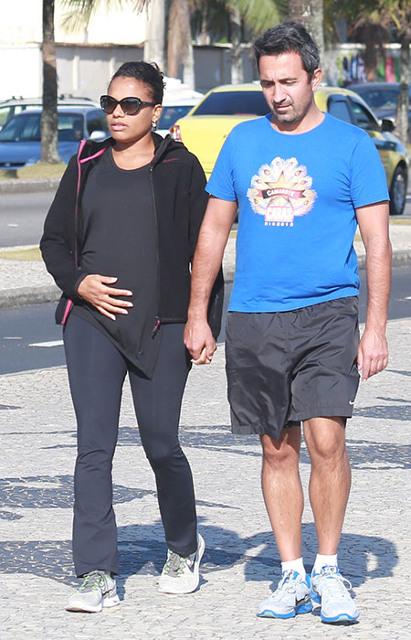 Quitéria Chagas exibe barriguinha de grávida em caminhada com o marido