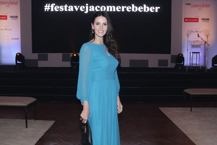 Lisandra Souto aposta em vestido azul para prêmio de Gastronomia