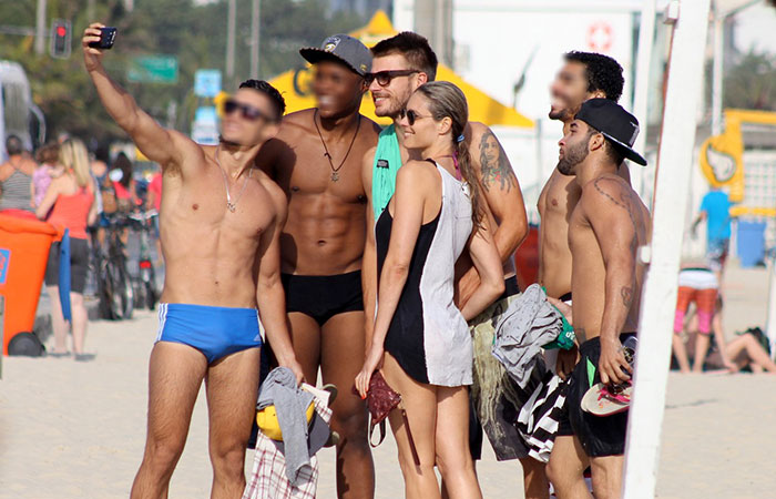  Simpáticos, Rodrigo Hilbert e Fernanda Lima atendem fãs em praia